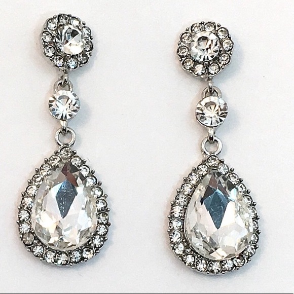 Jewelry - RESTOCKED Clear Crystal Drop Earring  e2